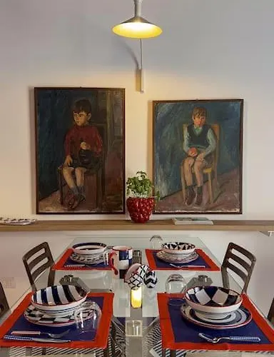 Mimi Gallery House *